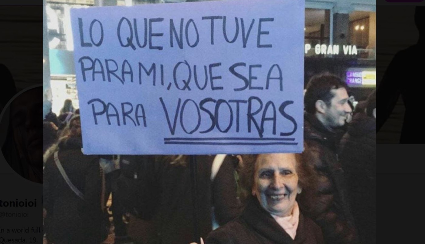 La emocionante foto de una mujer que se convirtió en el símbolo del #8M en España | Internacionales