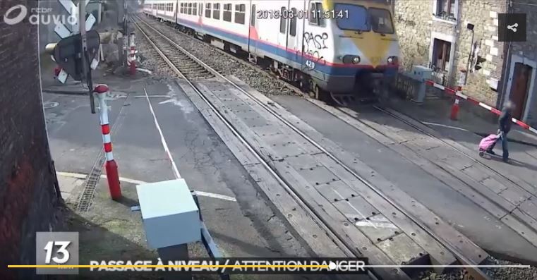 Cruzó las vías con la barrera baja y se salvó raspando | Internacionales