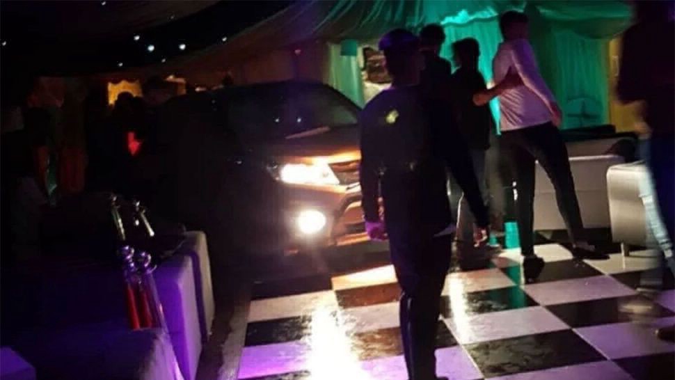 Lo echaron de una fiesta y se metió con su camioneta adentro del boliche: hay 13 heridos | Internacionales