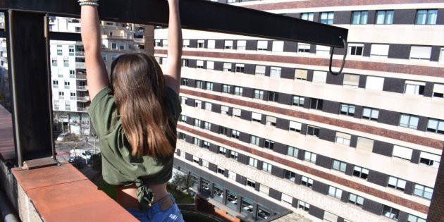 Rescataron a una joven que se colgó de una azotea para sacarse una foto | Internacionales
