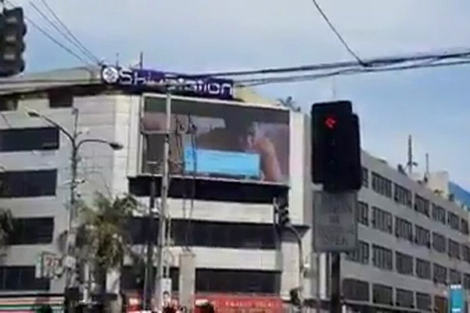 Escándalo por la proyección de un video porno en una pantalla pública | Internacionales