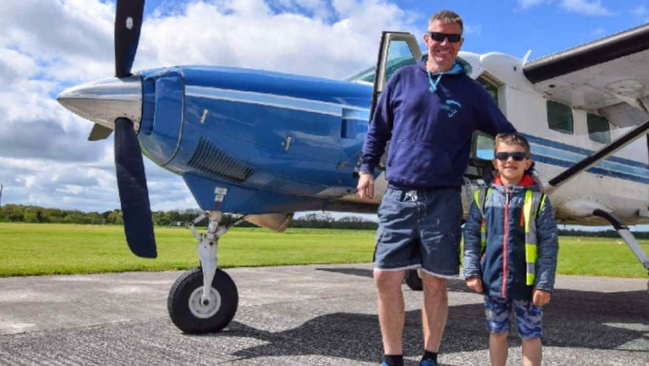 Se tiró en paracaídas y minutos después se estrelló la avioneta con su hijo adentro | Internacionales