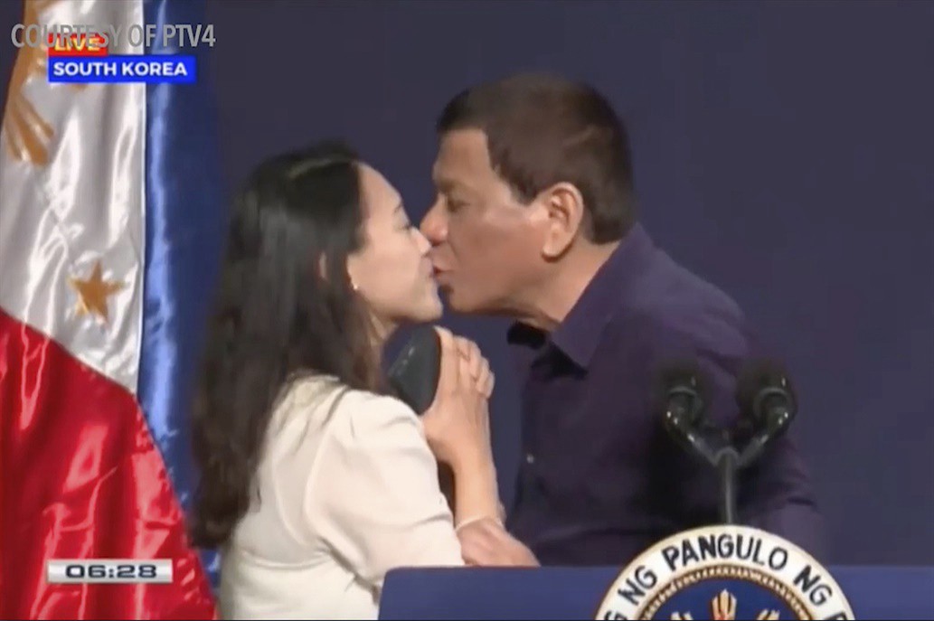 Escándalo con el presidente de Filipinas: obligó a una mujer a darle un beso en la boca | Internacionales