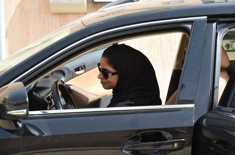 Emoción de las mujeres en Arabia Saudita tras el fin de la prohibición de conducir | Internacionales