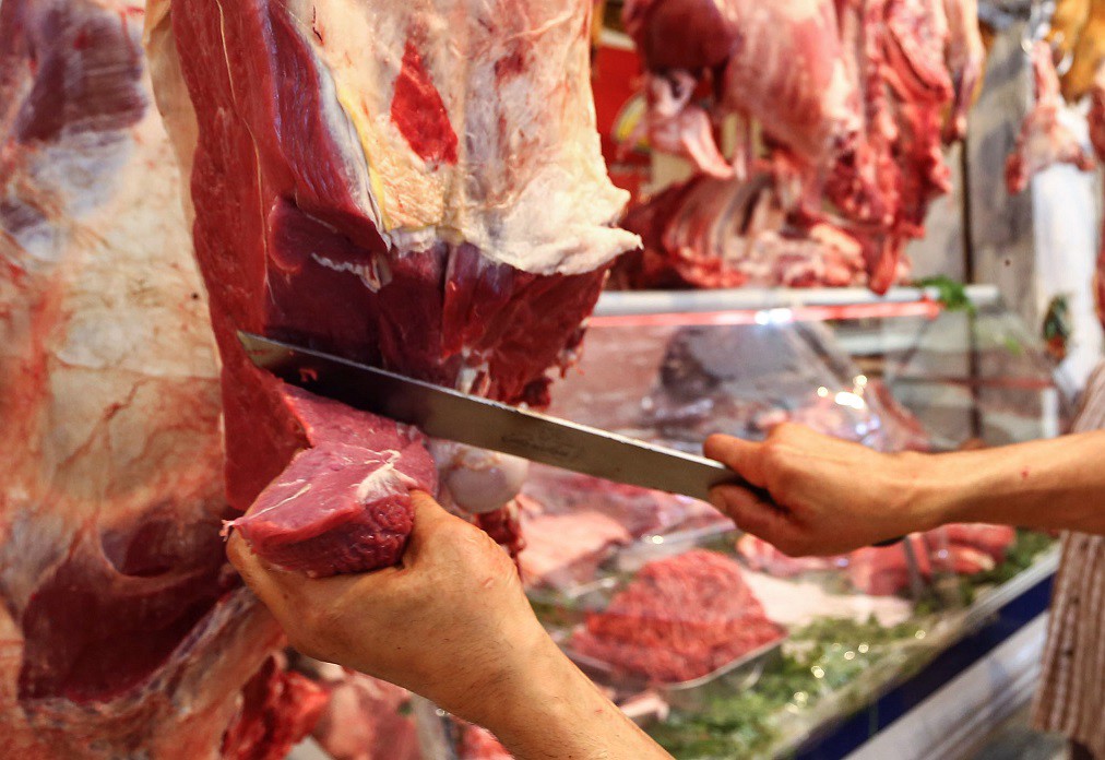 Detuvieron a diez carniceros por envolver la carne en papel de diario | Internacionales