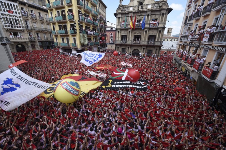Vinos, toros y guerra al sexismo: con el "chupinazo" empezó San Fermín | Internacionales