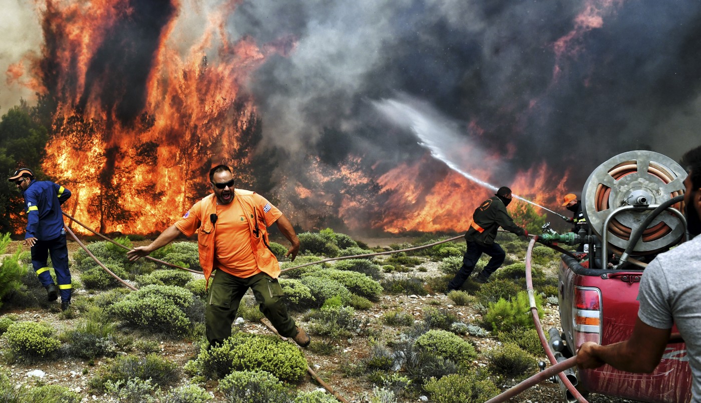 Incendios en Grecia: encontraron a 26 personas abrazadas y carbonizadas en una casa | Internacionales