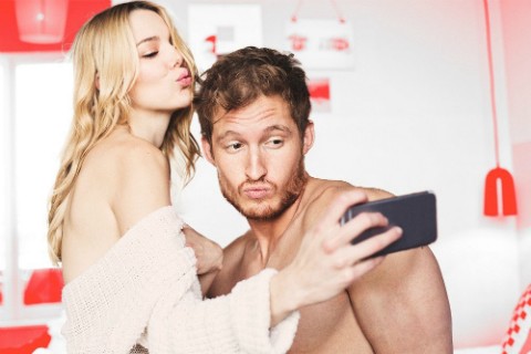 Estudio descubre qué pasa con las parejas que comparten todo en redes sociales | Redes