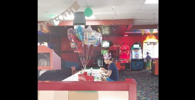 #EsViral Piden que esta chica que padece autismo no vuelva a pasar su cumpleaños sola | Redes