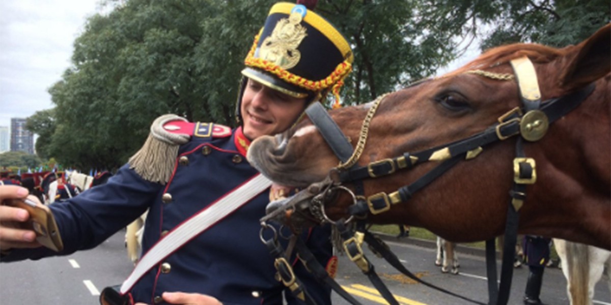 La selfie de una chica en el baño que se volvió viral por un extraño detalle | Redes