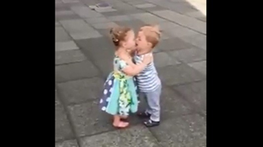 #EsViral Dos adorables nenes enamorados, pero avergonzados | Redes