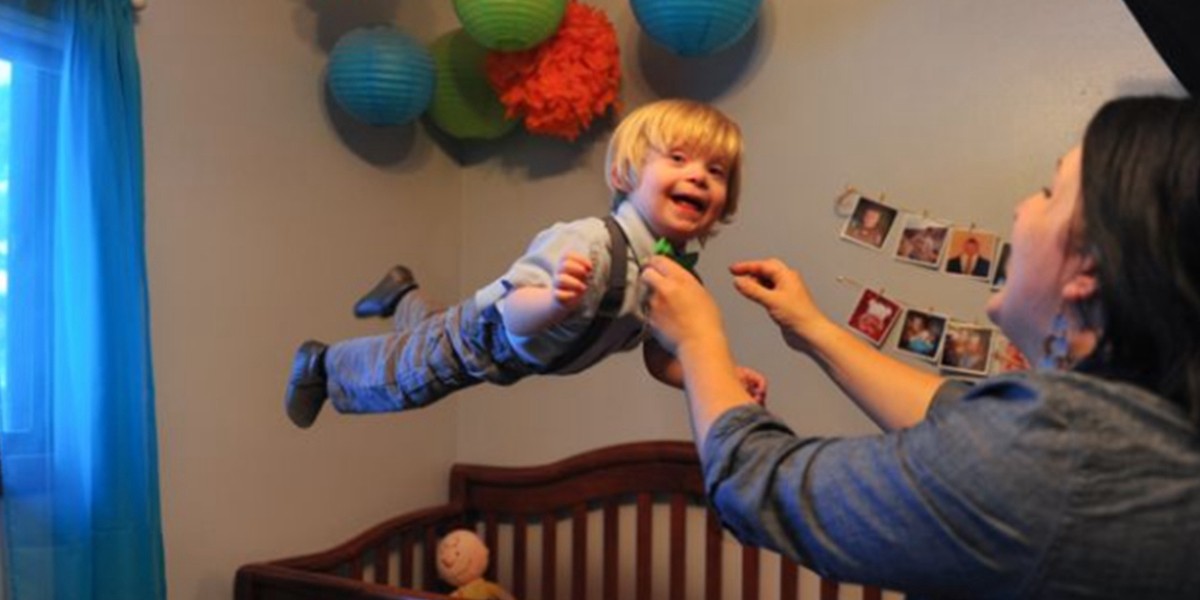 Hace volar a su hijo con síndrome de Down y las fotos causan furor en Instagram | Redes