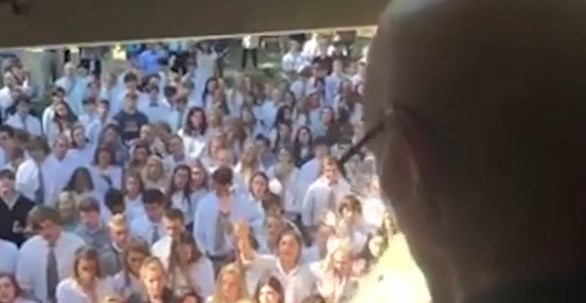 Profesor revoleó a un alumno en plena clase | Redes