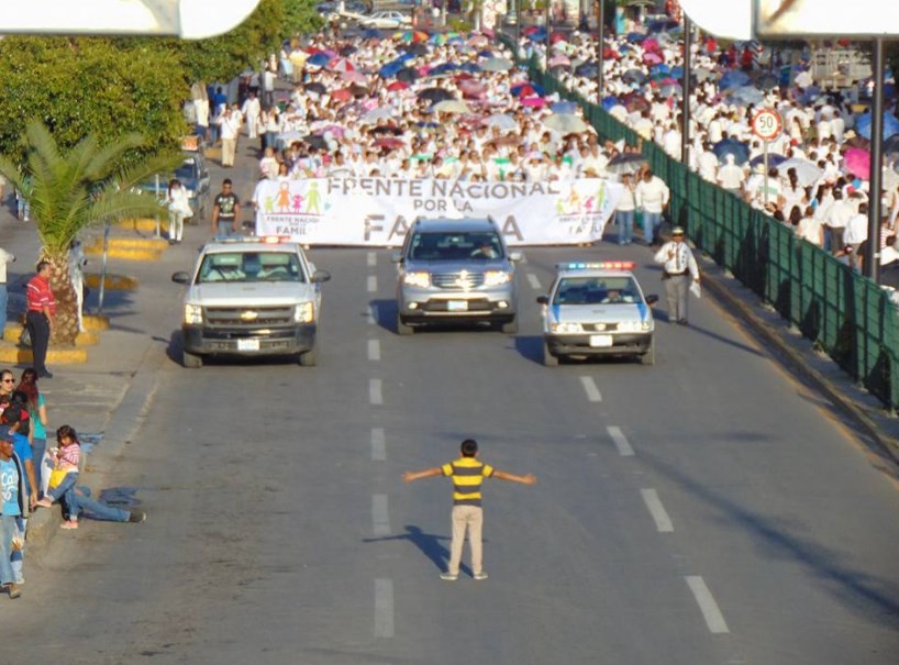 El chico que quiso frenar una manifestación contra el matrimonio gay en México | Redes