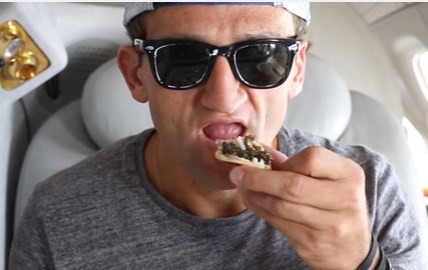 El Youtuber que te muestra cómo te tratan si pagas 21 mil dólares por un vuelo entre Nueva York y Dubai | Redes