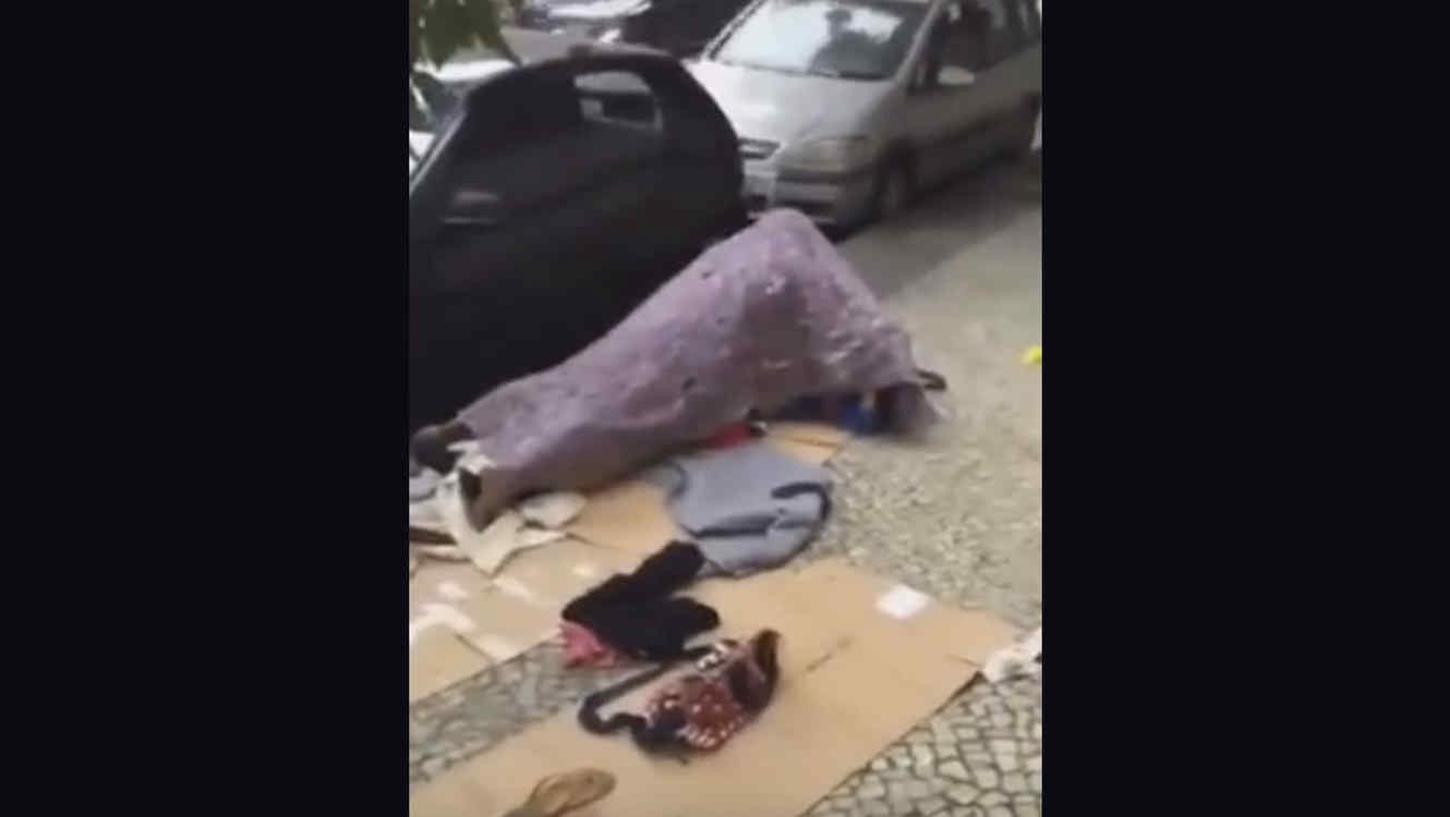 #EsViral La pareja que tiene sexo a plena luz del día debajo de una frazada | Redes