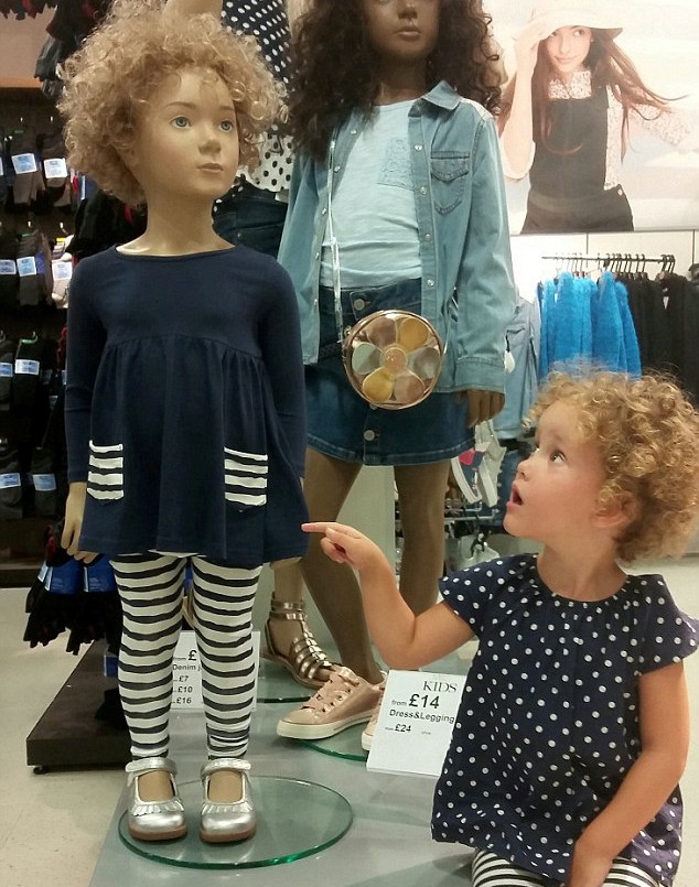 La tierna reacción de una nena al descubrir a su "gemela" | Redes