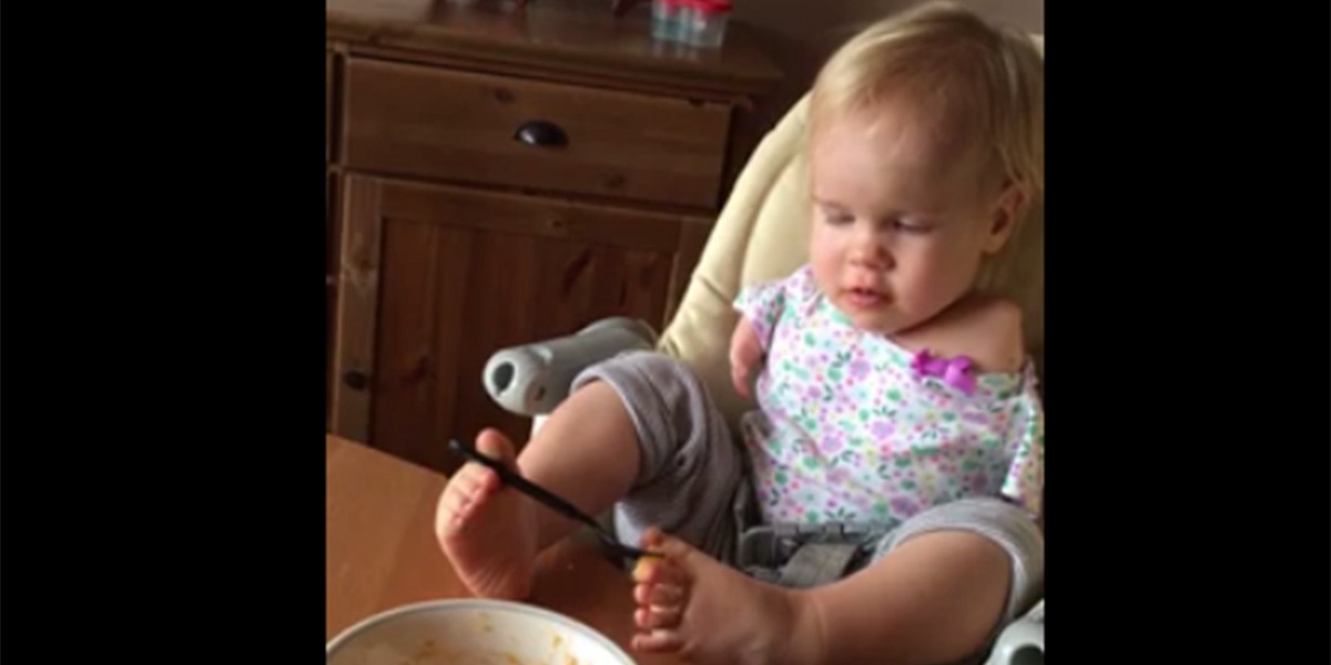 La emotiva historia de la bebé que nació sin brazos y aprendió a comer con sus pies | Redes