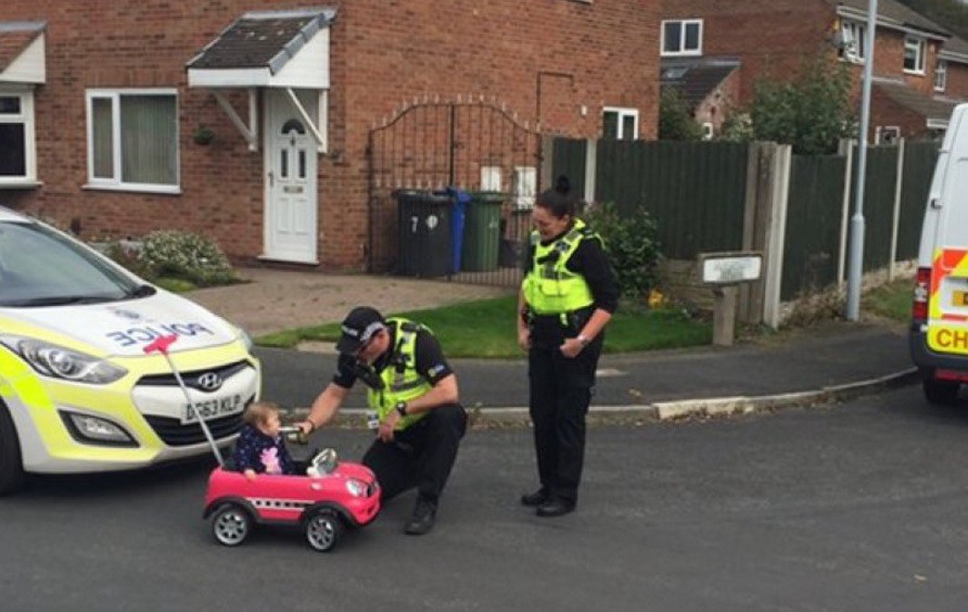 Control de alcoholemia a una nena que conducía su auto de juguete por la calle | Redes