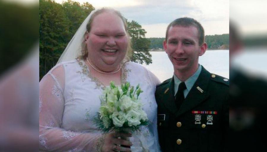 La pareja "despareja" que se hizo viral en redes ahora presenta a su primer hijo | Redes