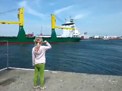 #EsViral La nena que le pide al barco que toque la sirena, pero no estaba preparada | Redes