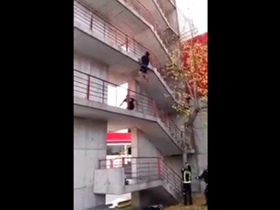 #EsViral El bombero que trepa 9 pisos en 30 segundos | Redes