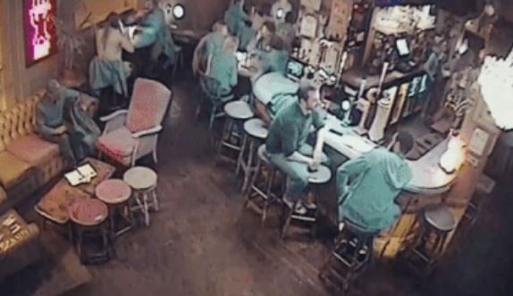 Video: un ladrón robó el bolso de un bar en 30 segundos | Redes