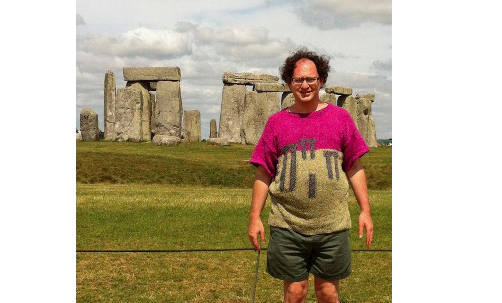 Postales de lana: Un hombre teje suéteres de sitios turísticos y causa furor en las redes | Redes