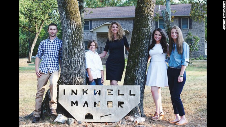 Con tutoriales de YouTube una mamá de cuatro hijos construyó su propia casa | Redes