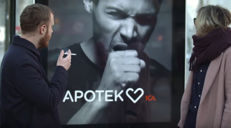 Video: el cartel que tose cuando se le acerca un fumador | Redes