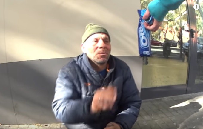 Indignación por la broma de un youtuber a un vagabundo | Redes