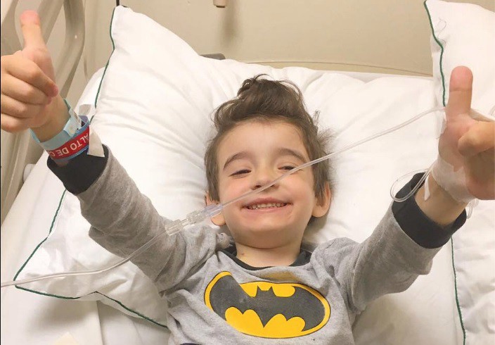 #EsViral La lucha de SuperSanti contra el cáncer: "Enfermedad, te has equivocado de niño" | Redes