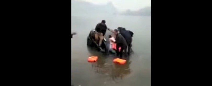 #Esviral El hombre que tira a su bebé por el aire para salvarle la vida | Redes