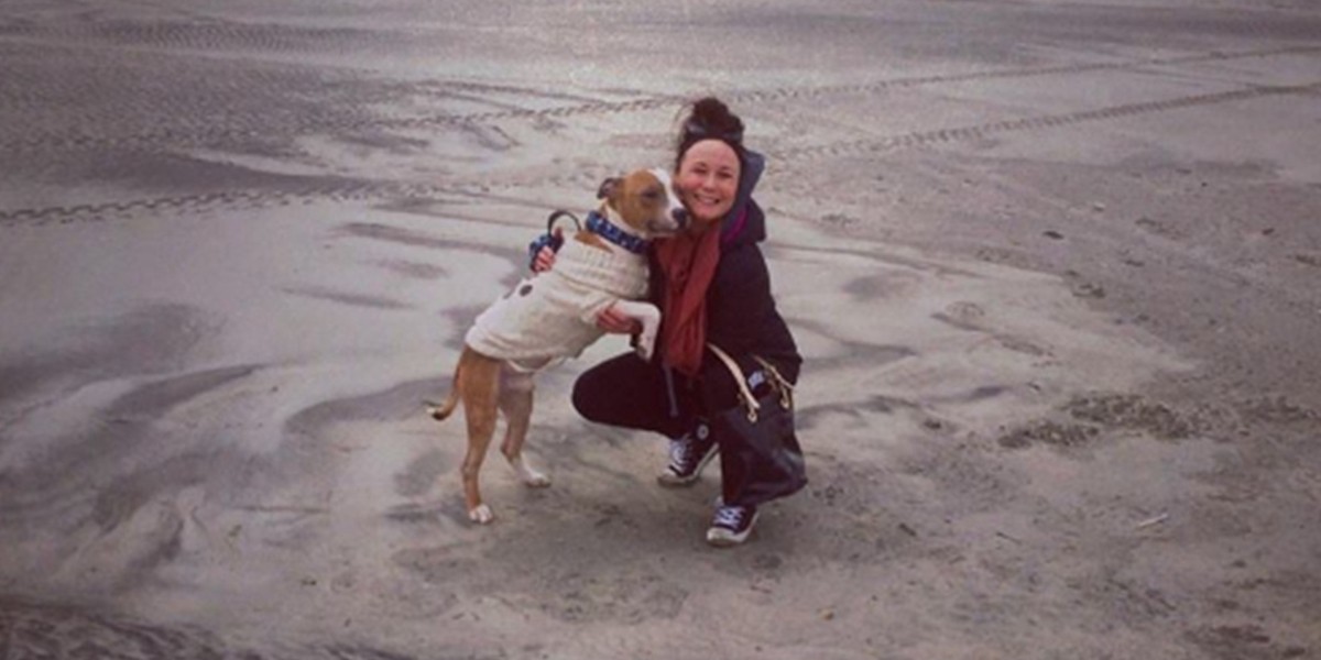 La tierna foto de un perro adoptado que "abraza" a su dueña y se volvió viral | Redes