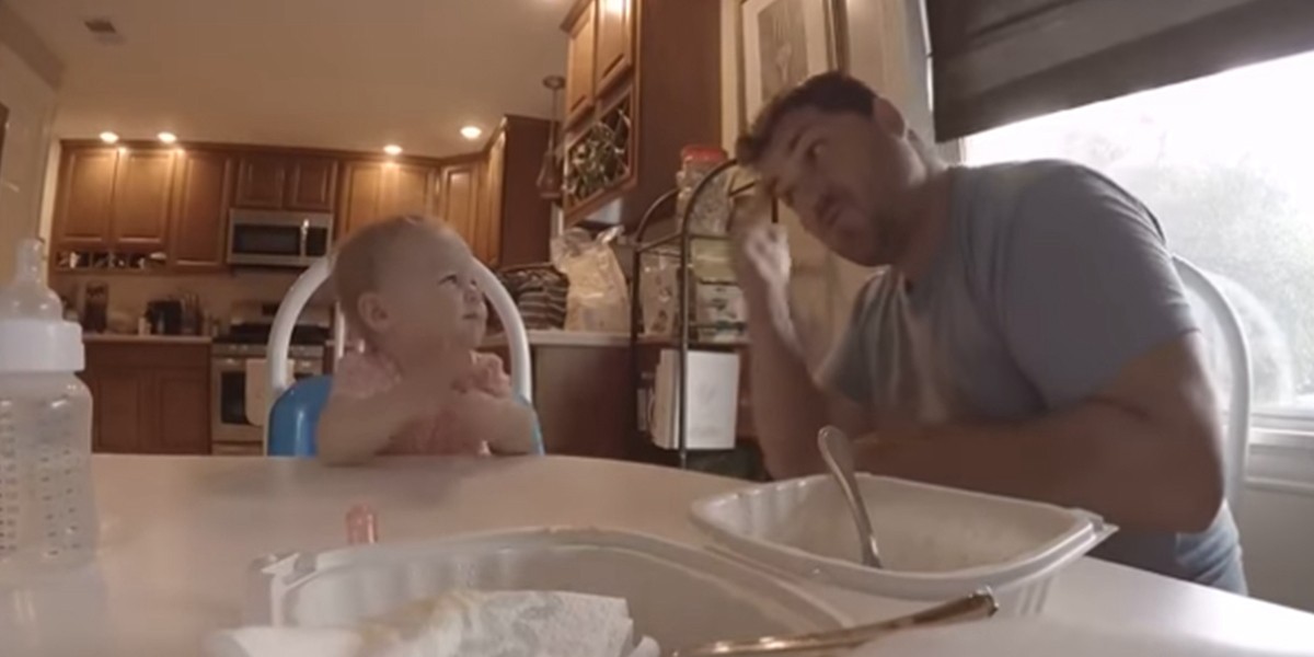 Un padre sordo emociona al cantarle a su hija también sorda en lengua de signos | Redes