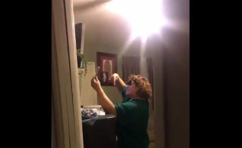 #EsViral Así reacciona una madre cuando su hija la sorprende tomándose una selfie | Redes