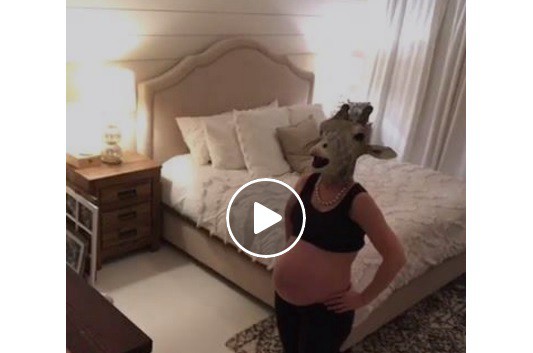 La insólita historia viral detrás de una mujer embarazada que transmitió por Facebook Live con una careta de jirafa | Redes