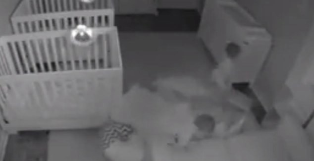 Una cámara oculta captó las travesuras de gemelos en medio de la noche | Redes