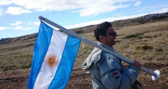 Conmovedor encuentro de un excombatiente de Malvinas con una joven que le envió una carta hace 35 años | Redes