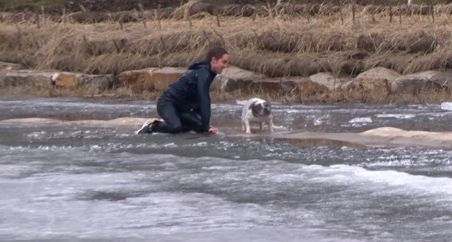 Un joven se tira en un lago helado para rescatar a su perrito de la muerte | Redes