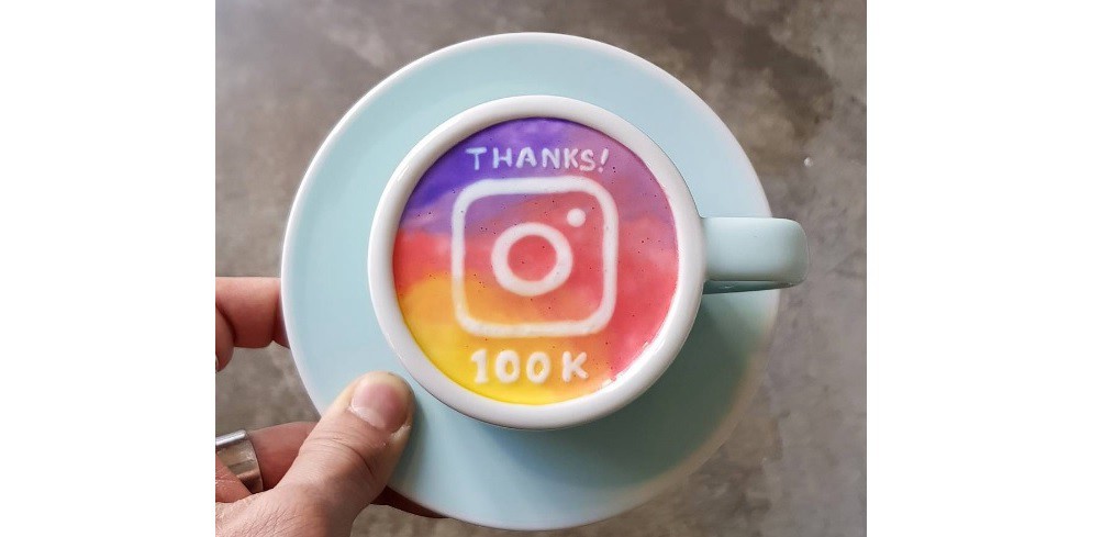 Es viral por hacer verdaderas obras de arte en una taza de café con leche | Redes