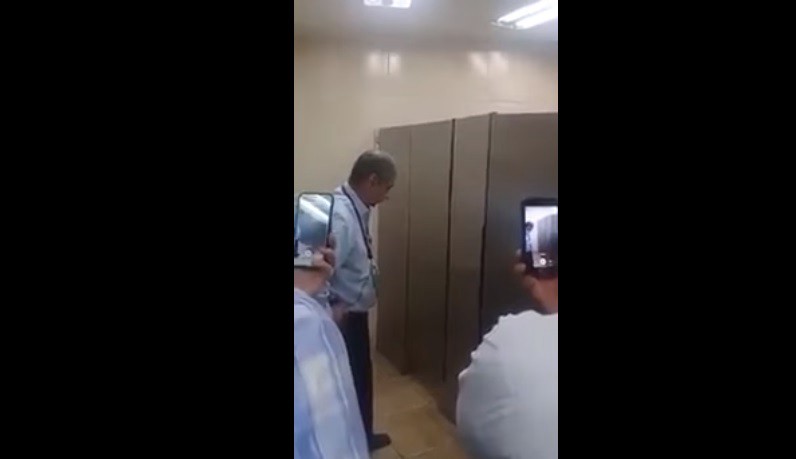 Escrachan en video a dos hombres mientras tenían sexo en un baño para discapacitados | Redes