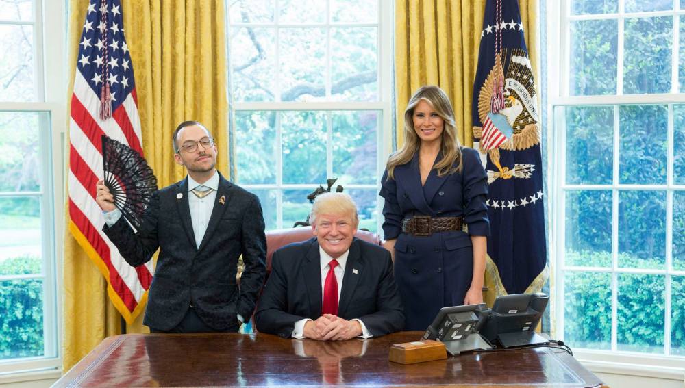 La foto de un profesor gay con su abanico junto al matrimonio Trump se vuelve viral | Redes
