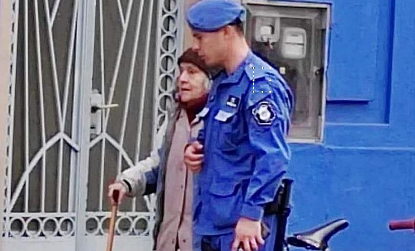 #EsViral El policía que ayudó a una señora mayor y se ganó todos los elogios | Redes