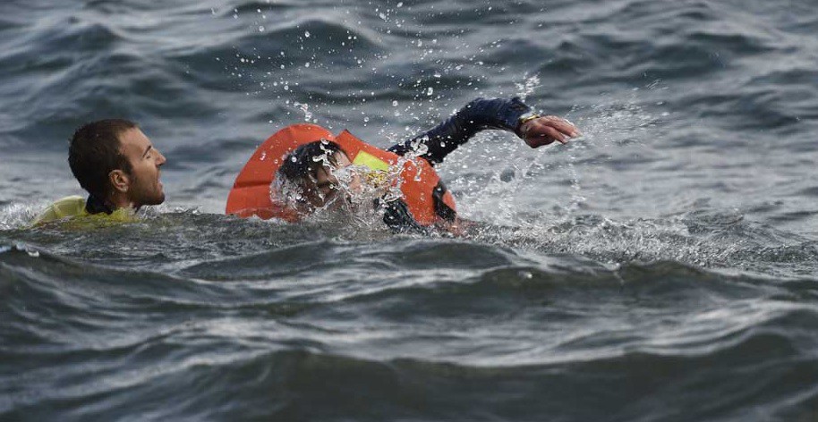 El emotivo mensaje de un refugiado rescatado en el mar se convierte en viral | Redes