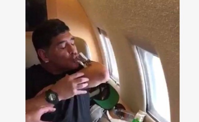 Maradona, otra vez viral: fondo blanco y descontrol arriba de un avión privado | Redes