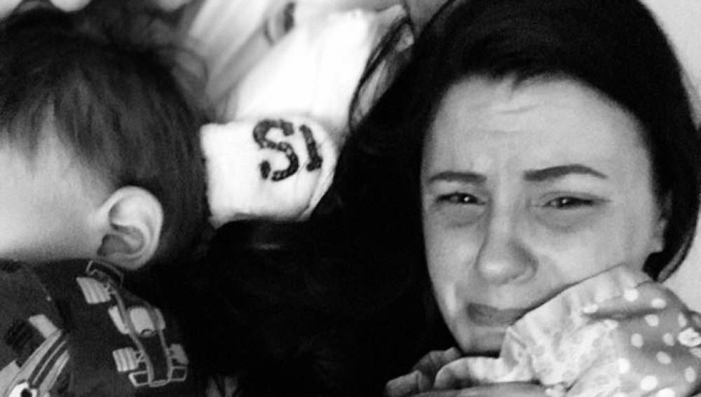 Su bebé murió al enredarse con una manta en la cuna: "Nunca dejaré de sentirme responsable" | Redes