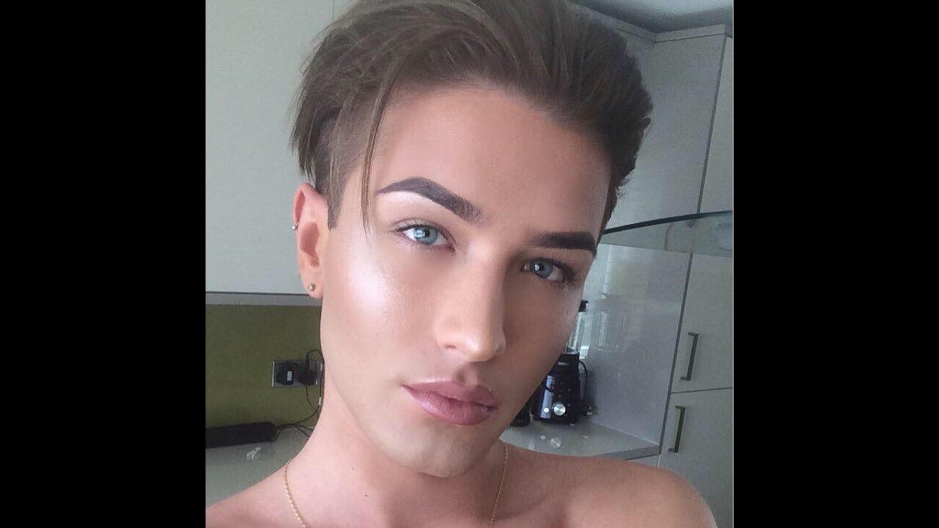 La genial respuesta de un chico a su jefe que lo retó por ir a trabajar maquillado | Redes