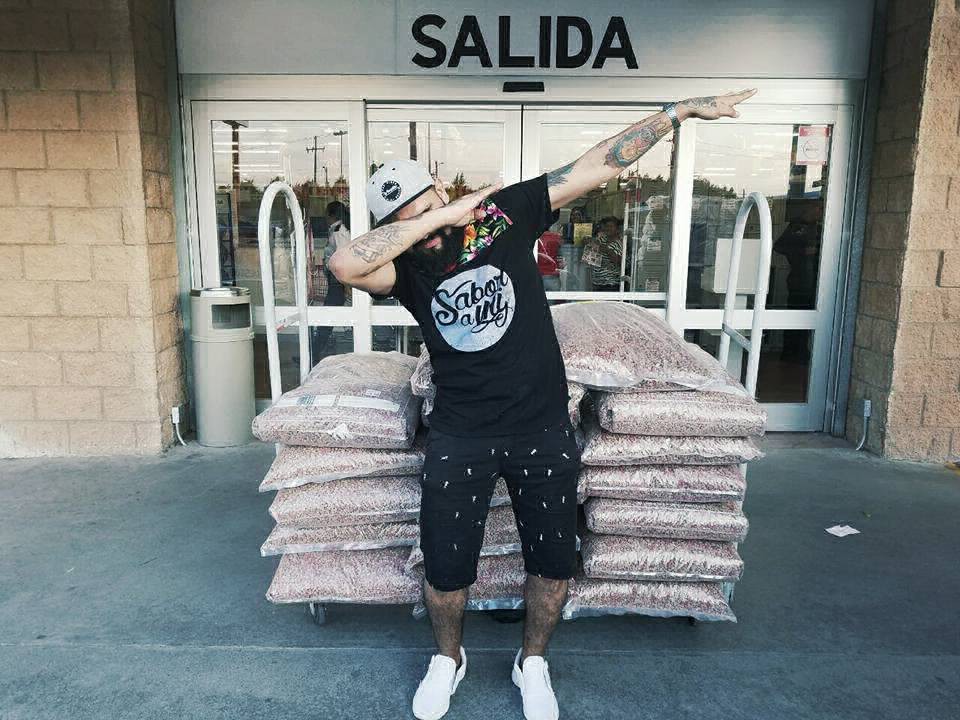 Aprovechó un error en el precio de la comida para mascotas, compró 18 bolsas y se las va a dar a perros de la calle | Redes