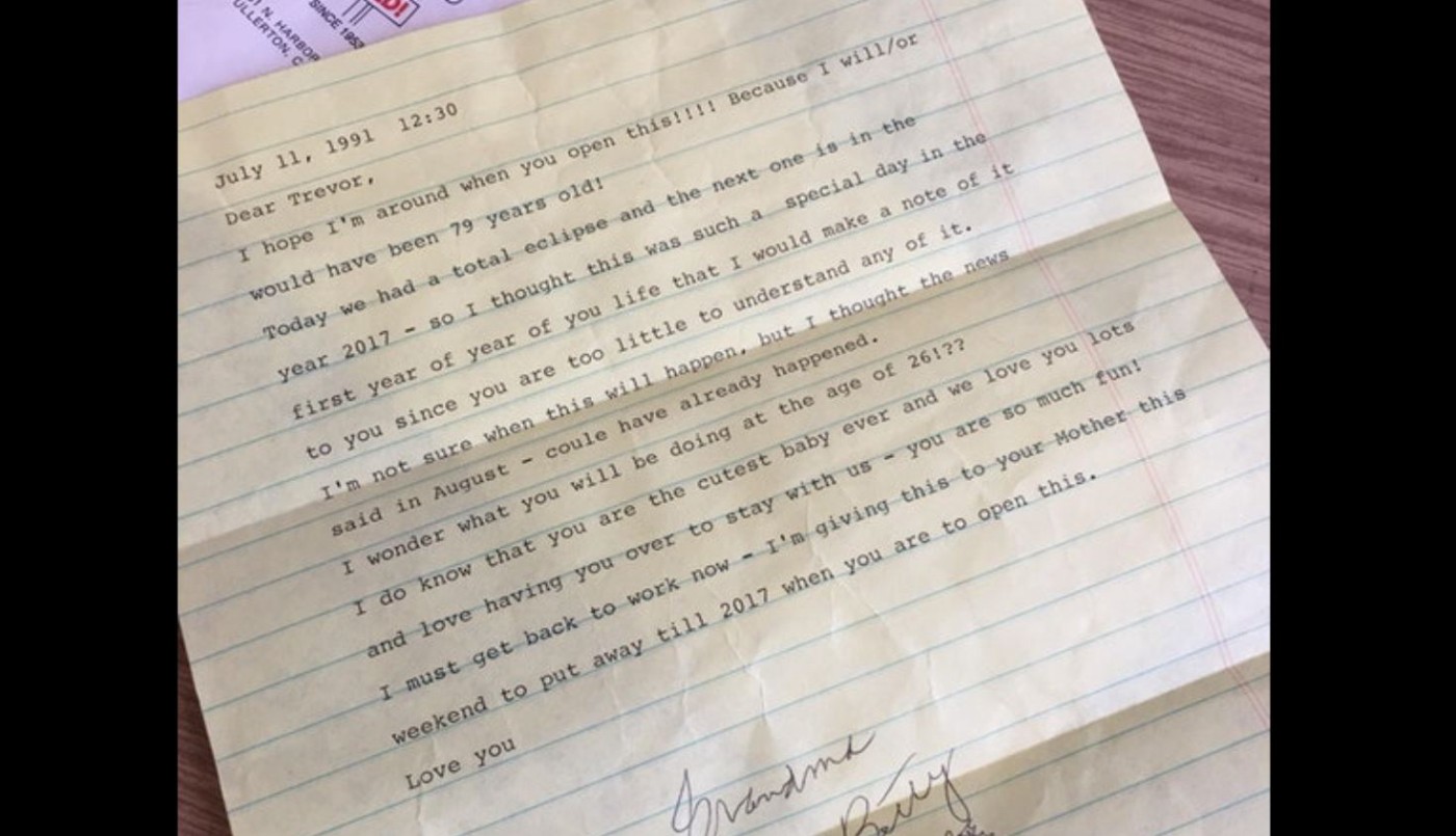 Conmovedor: un chico compartió en las redes sociales la carta que le escribió su abuela en 1991 y que recién podía abrir en 2017 | Redes